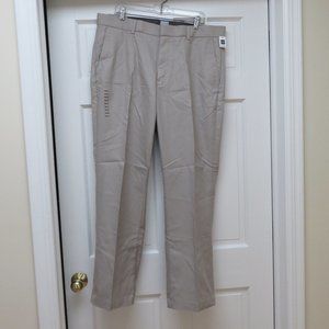 CLEARANCE- GAP NWT Straight fit flat front Khaki pants 38x32
